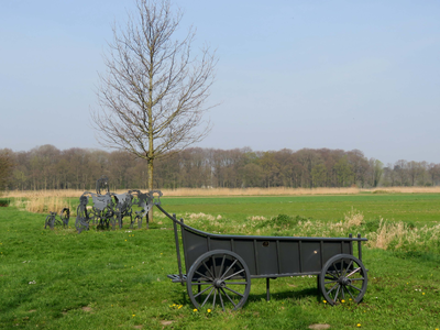 844006 Afbeelding van het kunstwerk, bestaande uit metalen silhouetten, ontworpen door sier- en kunstsmederij Rein ...